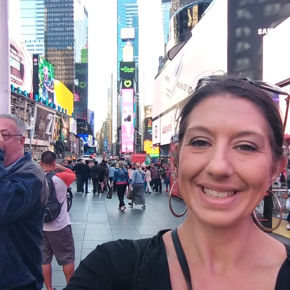 Meet your Posher, Tiffany - Picture 3 of 11